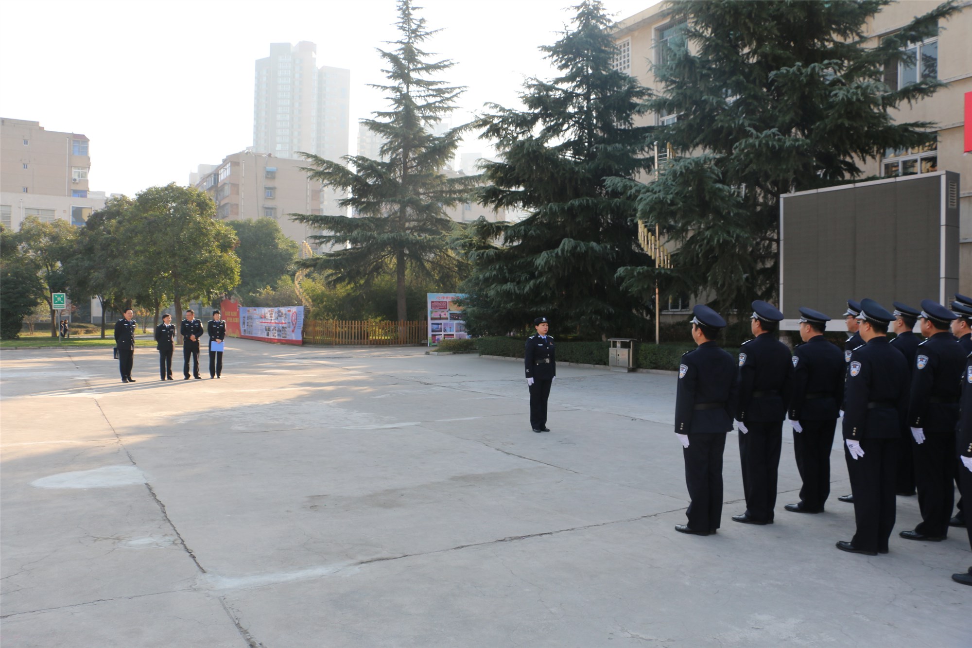 女警指挥.JPG