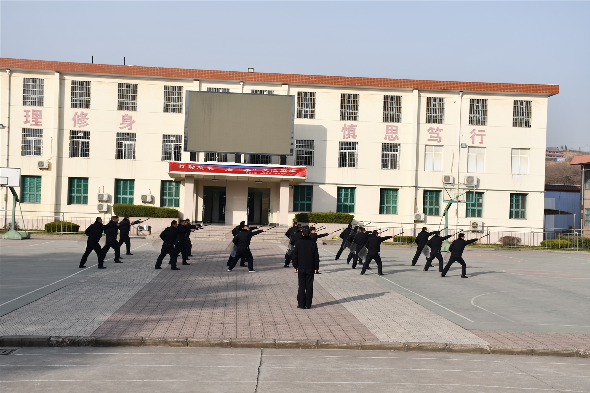 冬风吹战鼓擂 警棍盾牌练兵忙